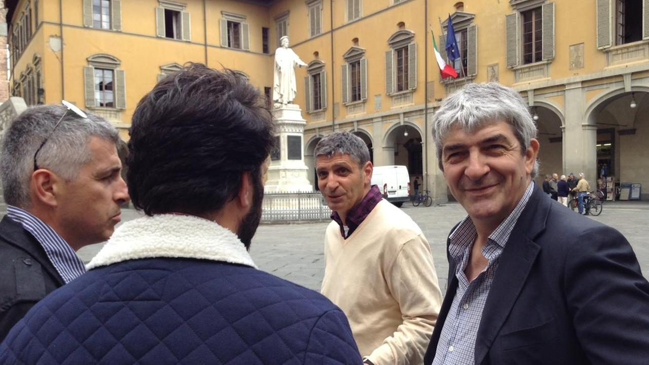 Paolo Rossi, con il fratello, in piazza del Comune a Prato (Batavia)
