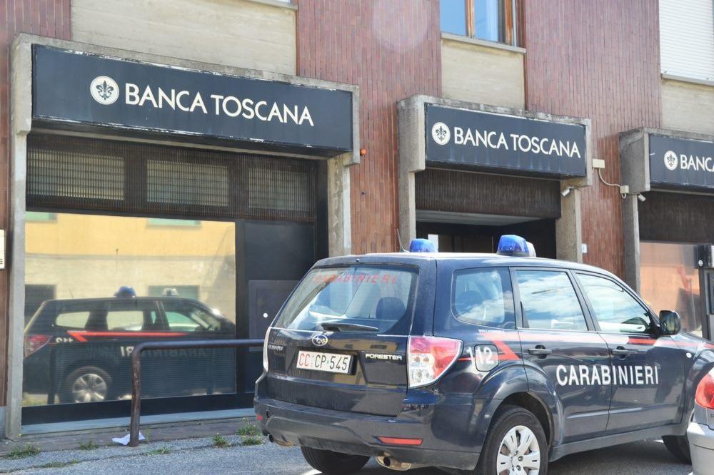 I carabinieri durante il sopralluogo in banca (Silvestri/Pentafoto)