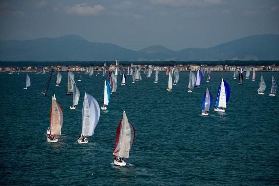Il passaggio della 151 miglia alla boa di Marina nell'ultima edizione (foto Fabio Taccola)