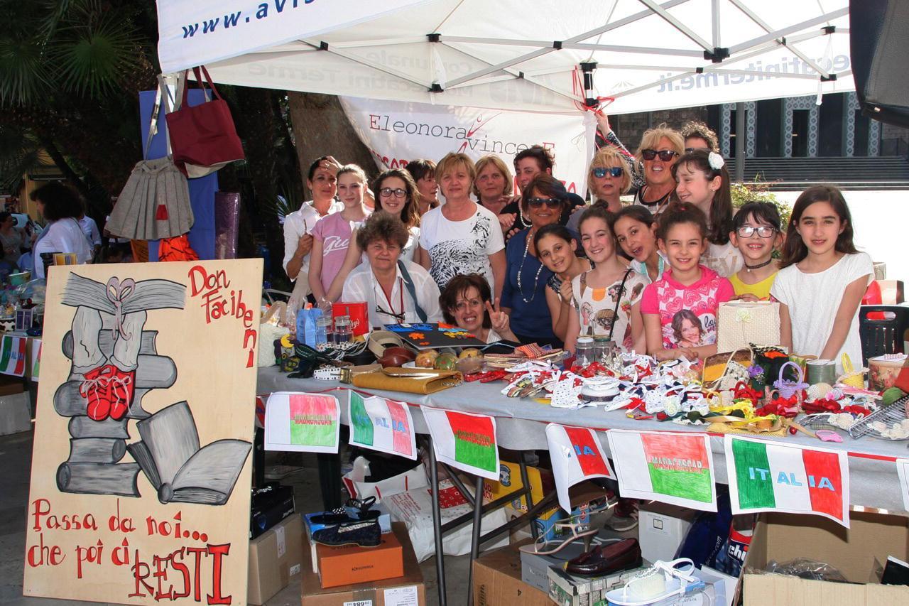 Il mercatino della solidarietà allestito in piazza del Popolo