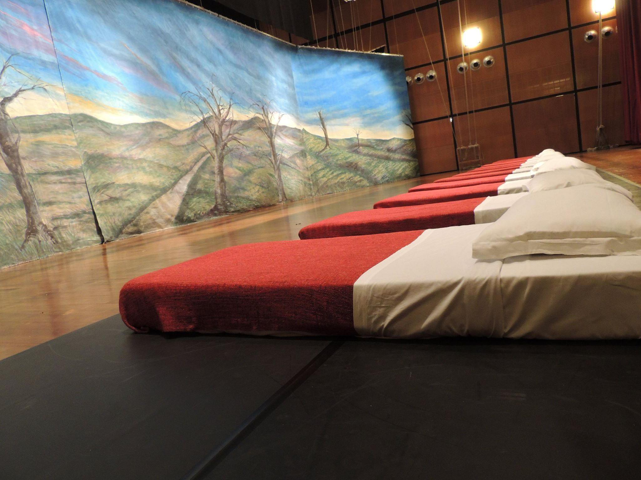 A teatro dalla sera alla mattina: in pigiama e senza cellulare
