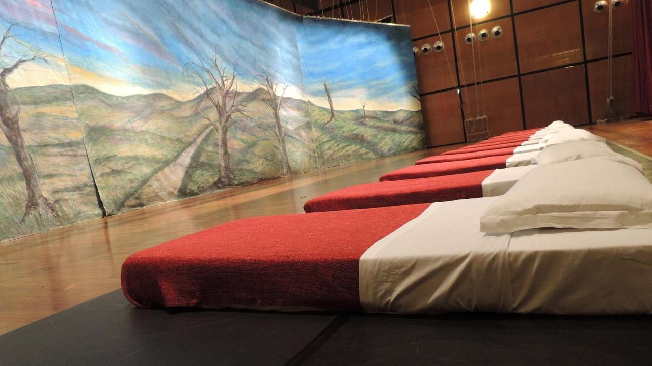 A teatro dalla sera alla mattina: in pigiama e senza cellulare