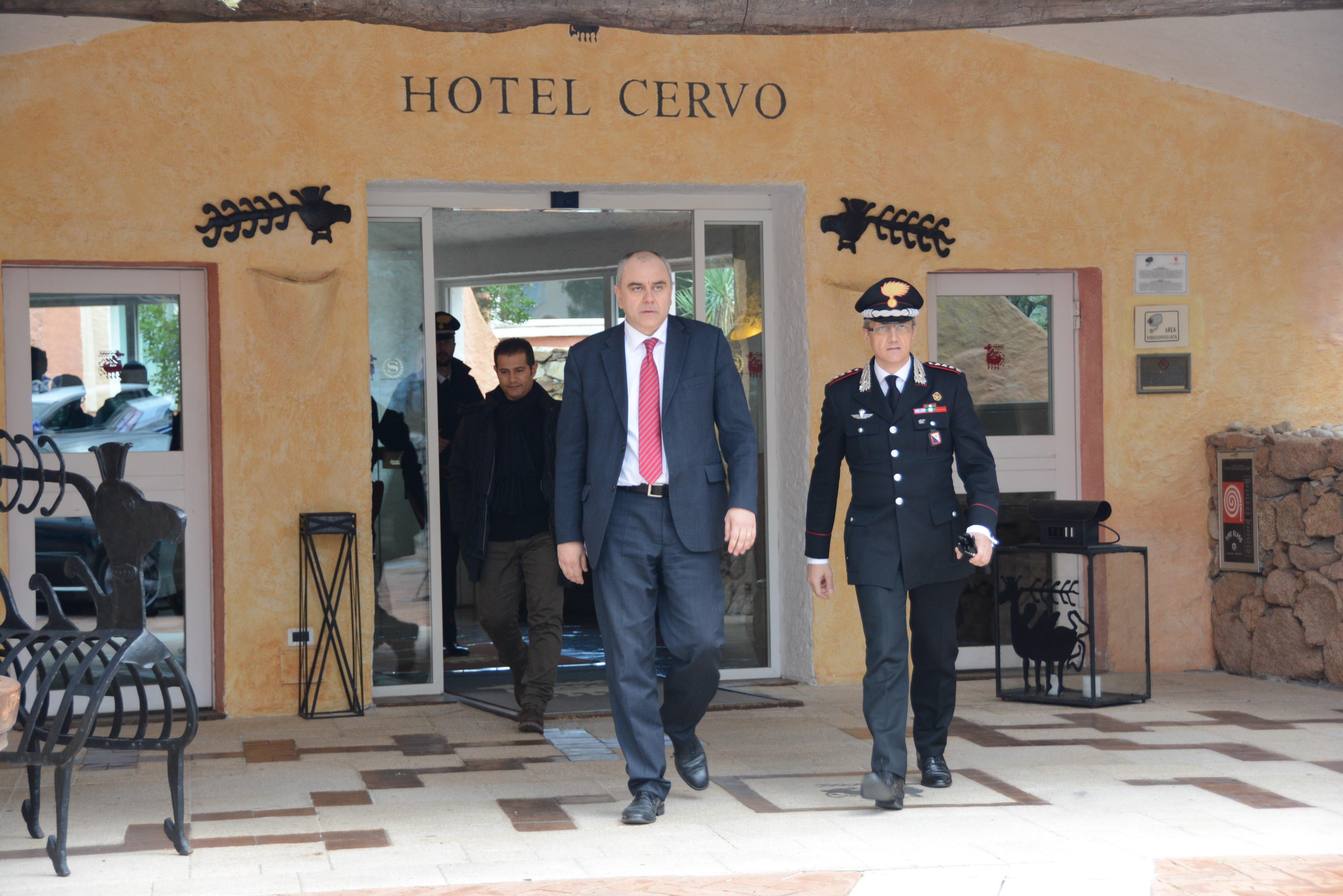 Fiordalisi davanti all'hotel Cervo il giorno in cui è scattato il sequestro