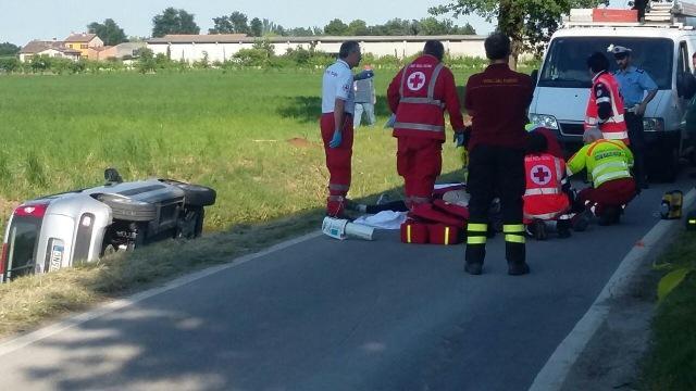 Muore alla guida dell'auto finita nel canale in via della Fornace 