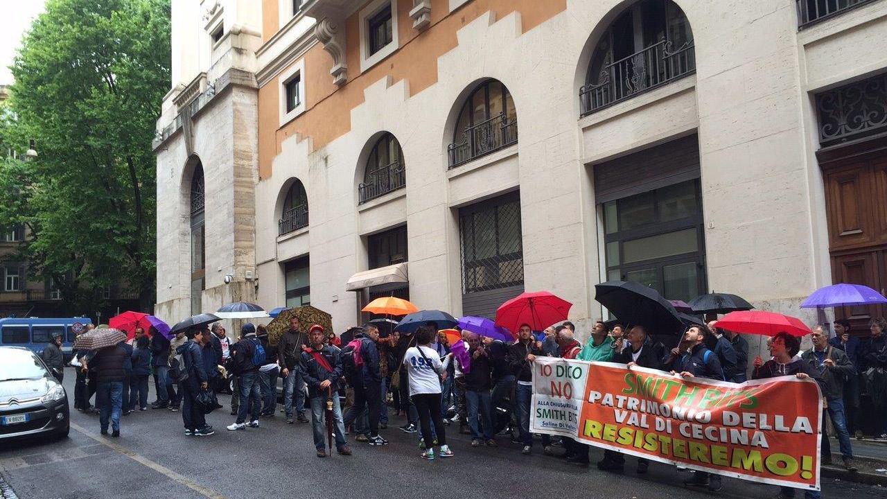 Gli operai della Smith manifestano sotto la pioggia davanti al ministero dello Sviluppo economico