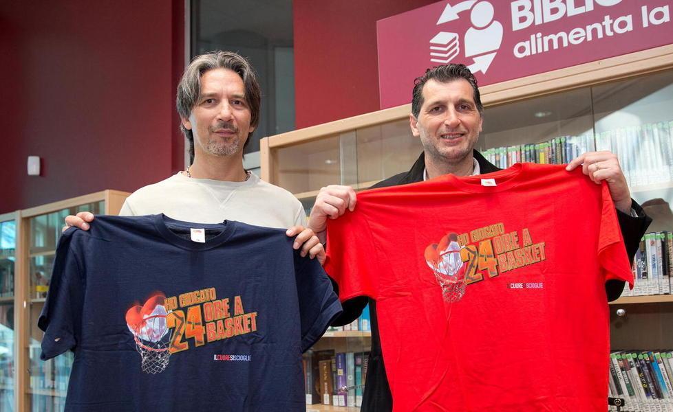 Mario Boni e Andrea Niccolai con le maglie (rossa e blu) della 24 ore di basket (Foto Nucci)