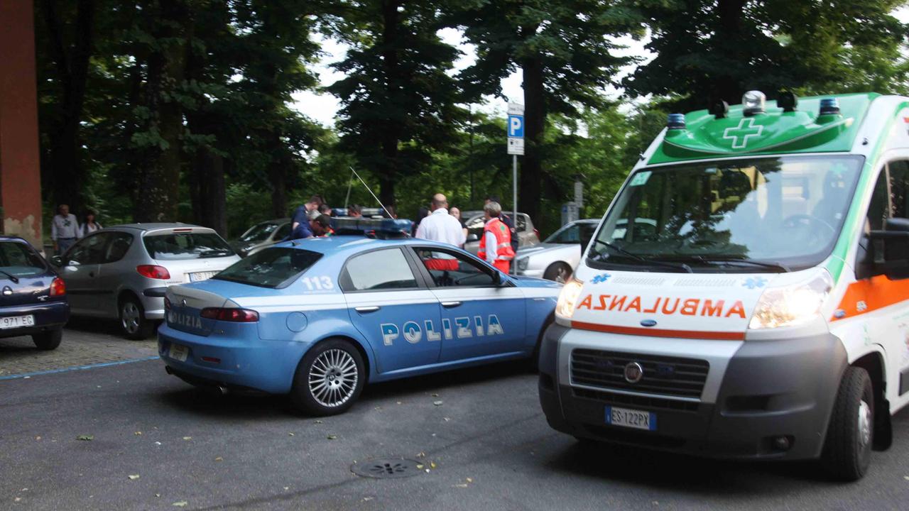 Minaccia di lanciarsi dal tetto, ragazza salvata