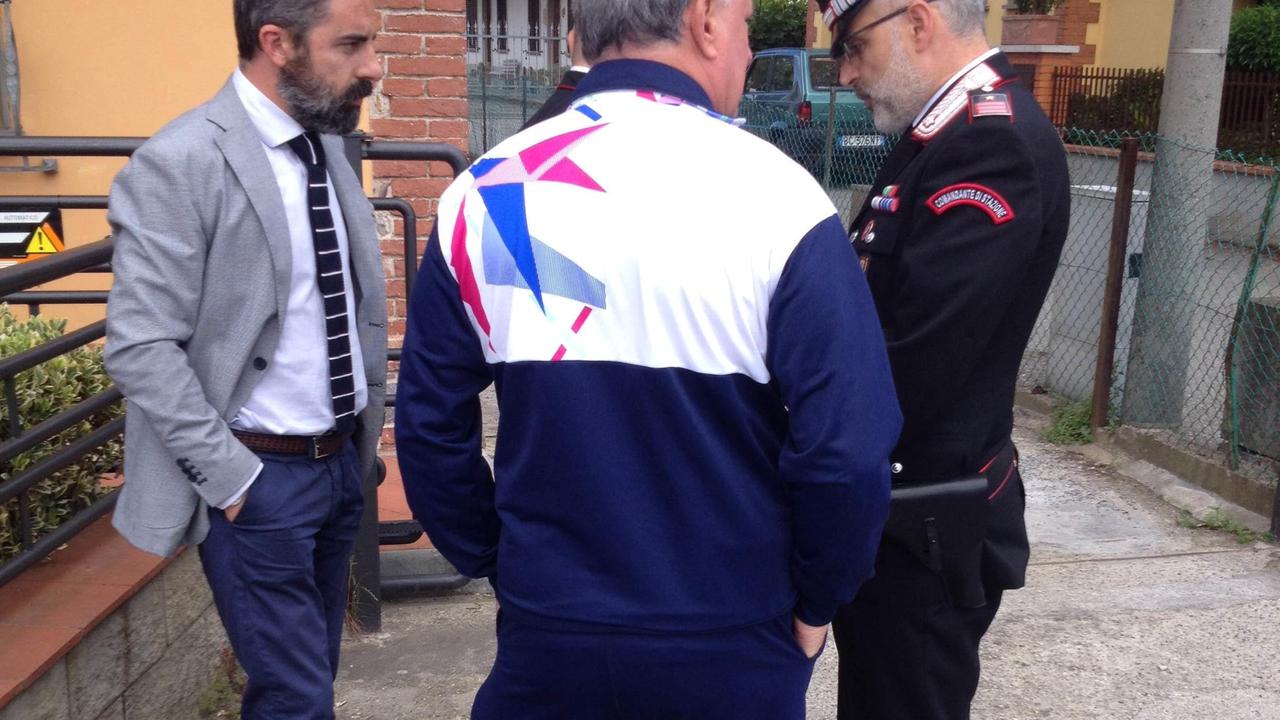 Di spalle il pensionato sfrattato