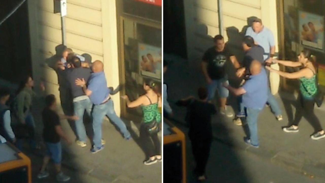 Due fermi immagine del video che mostrano l'aggressione all'autista Ctt