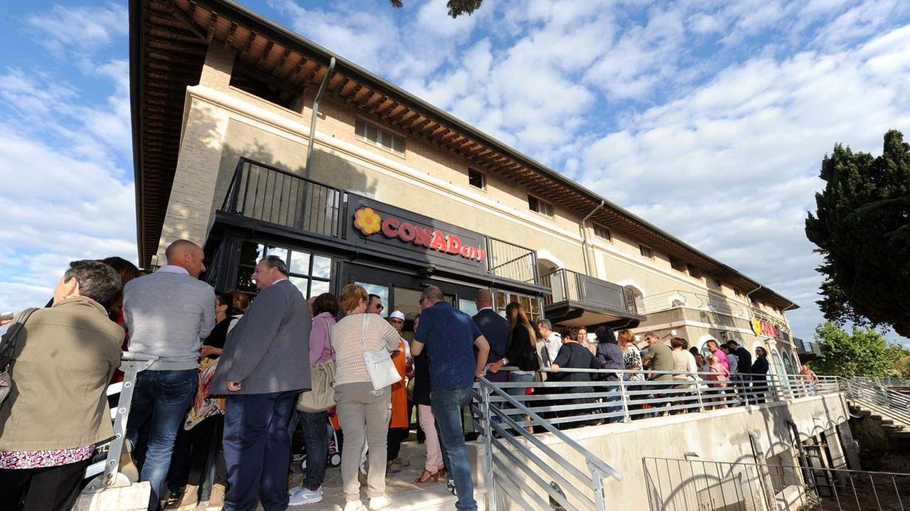 L'attesa per l'inaugurazione del punto vendita Conad