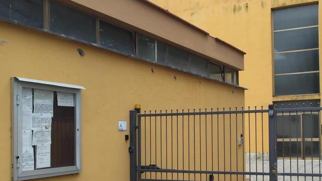 Cimitero con la pausa pranzo, è protesta