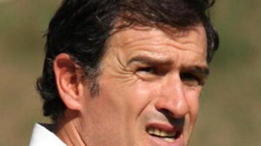 Mister Andrea Petroni verso la panchina della Larcianese