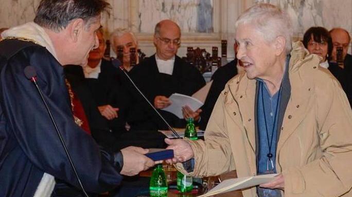 Piovono pannelli dalla palestra di San Piero a Grado