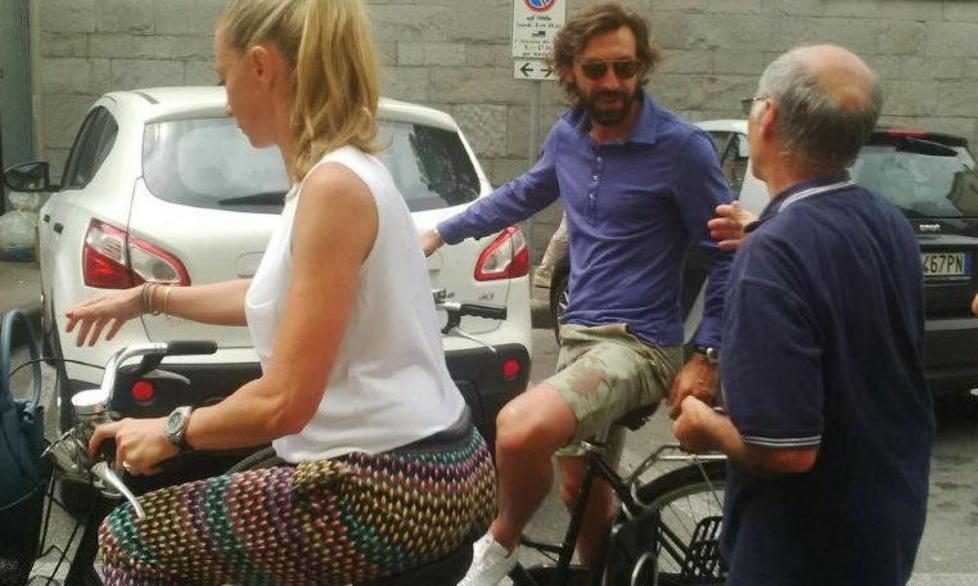 Pirlo in bici nel centro storico