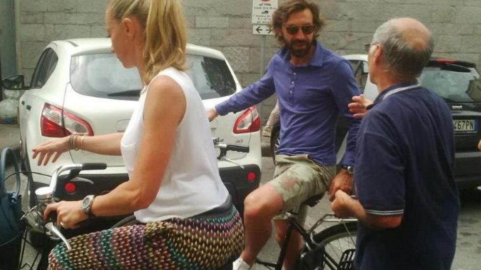 Pirlo in bici nel centro storico