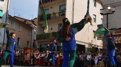 Gli sbandieratori domani all’Expo