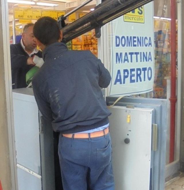 Banditi fanno esplodere la cassa dell’In’s 