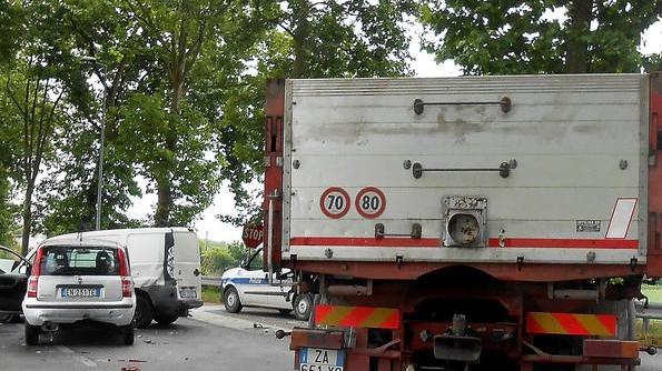 Schianto, 4 feriti e strada chiusa