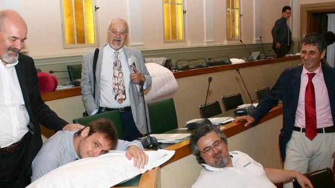 Nel muro contro muro passa la manovra