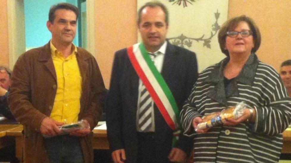 Poviglio, “stella” e gagliardetto a due lavoratori
