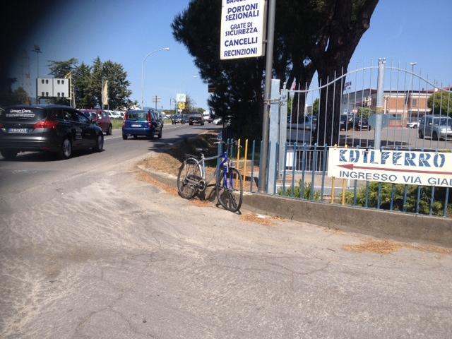 Scontro frontale tra auto e bici: ragazza ferita