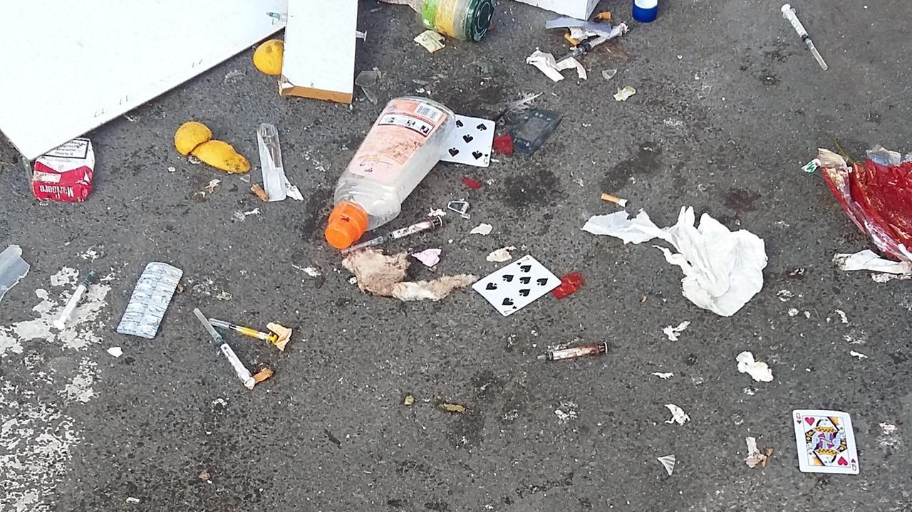 Le siringhe usate abbandonate per strada