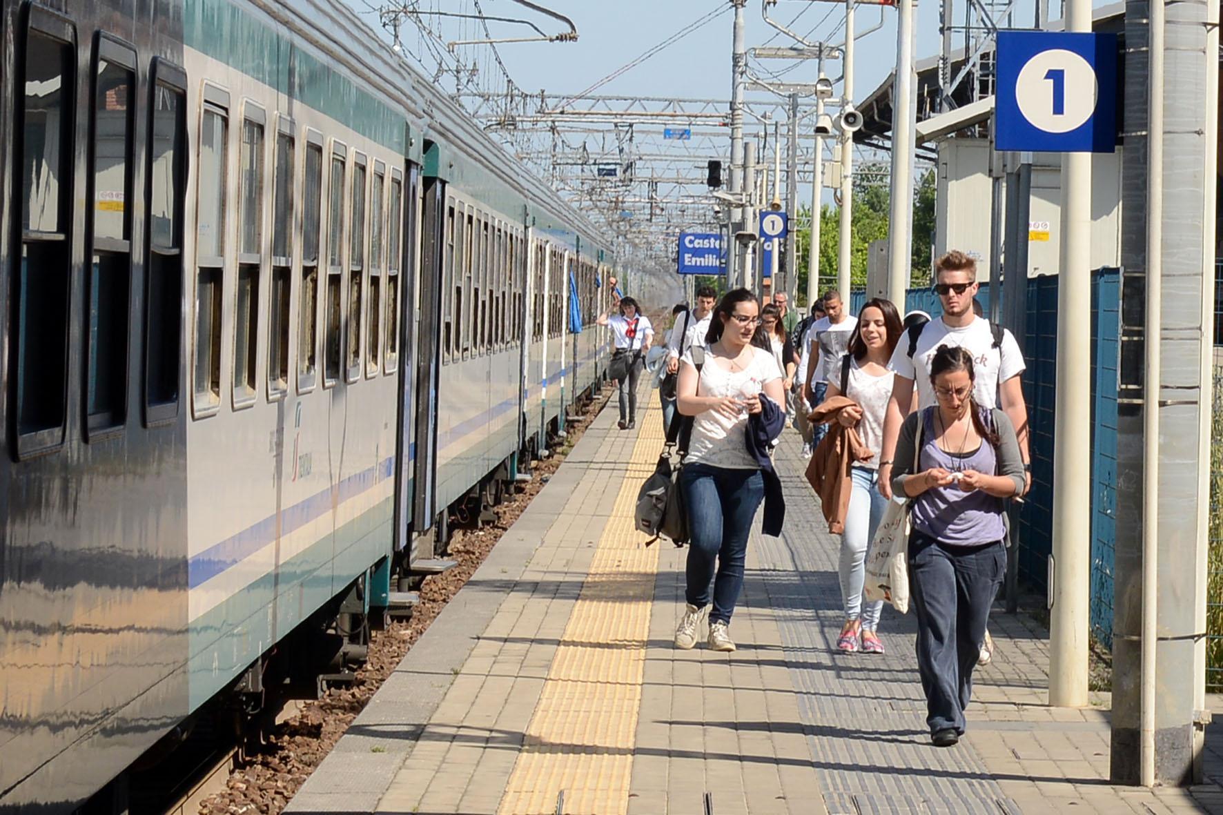 Tragedia in stazione, uomo travolto da treno 