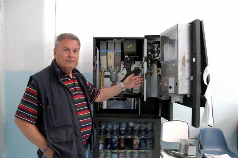 Alessandro Baldi (Ail) mostra la macchinetta rotta (Marzi/Pentafoto)