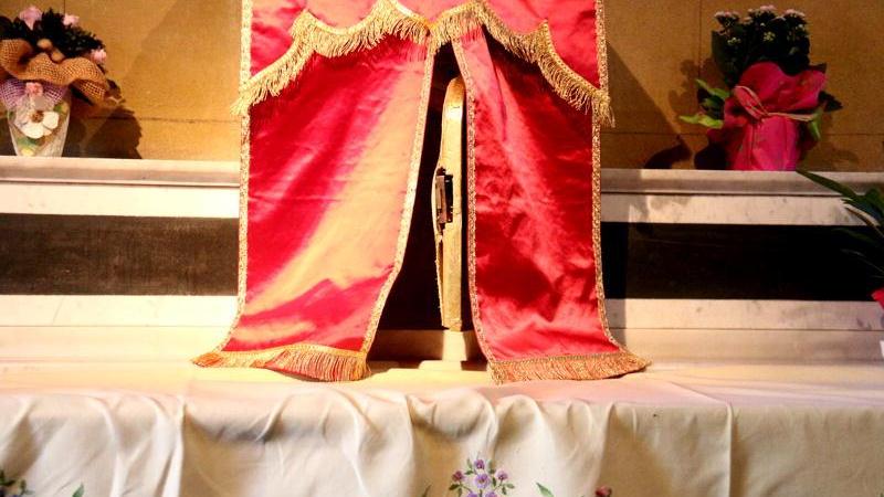 Il tabernacolo dal quale sono state rubate le pissidi e le ostie consacrate