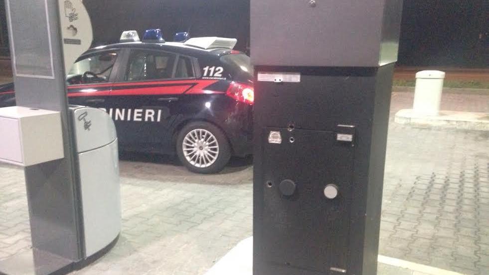 Il self service gli "mangia" i soldi e lui pesta la colonnina