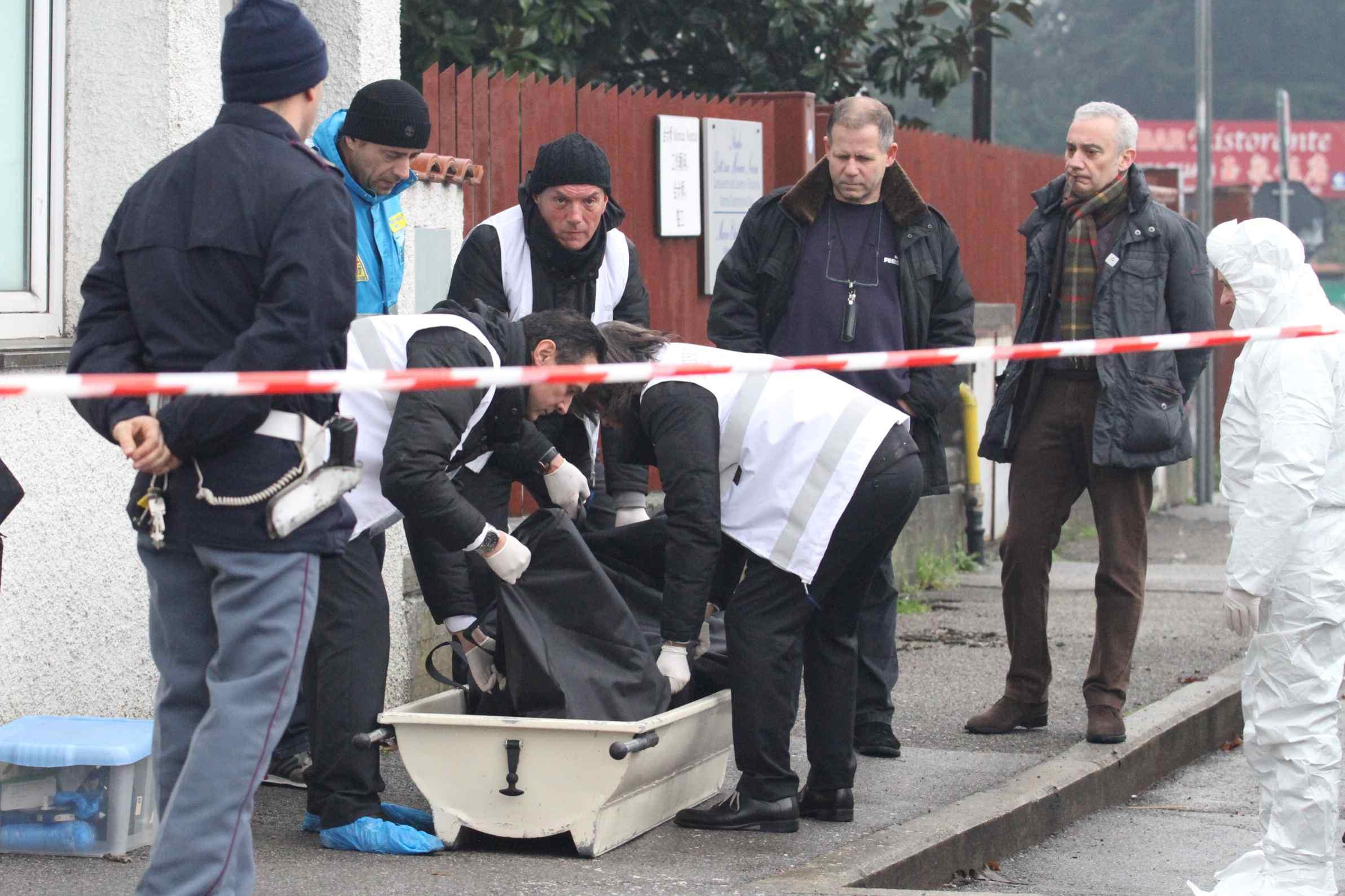 Gli uomini della squadra mobile sul luogo del delitto