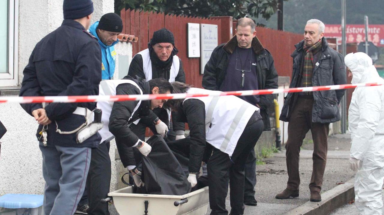 Gli uomini della squadra mobile sul luogo del delitto