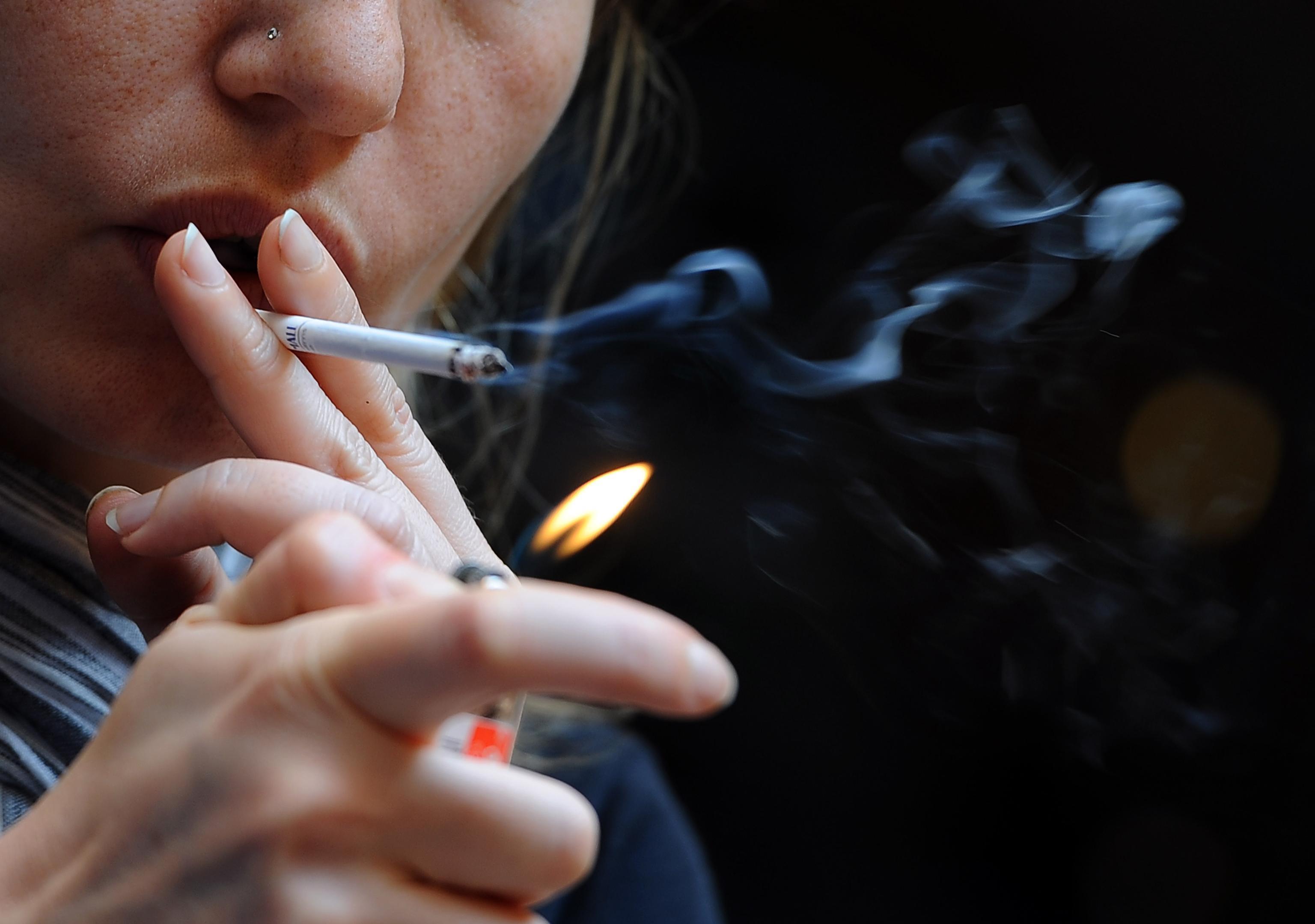 Una donna che fuma: sabato 30 maggio a Prato una passeggiata antifumo