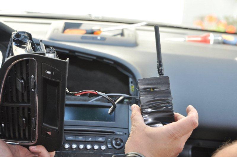 Rubavano nelle auto con il "jammer": denunciati