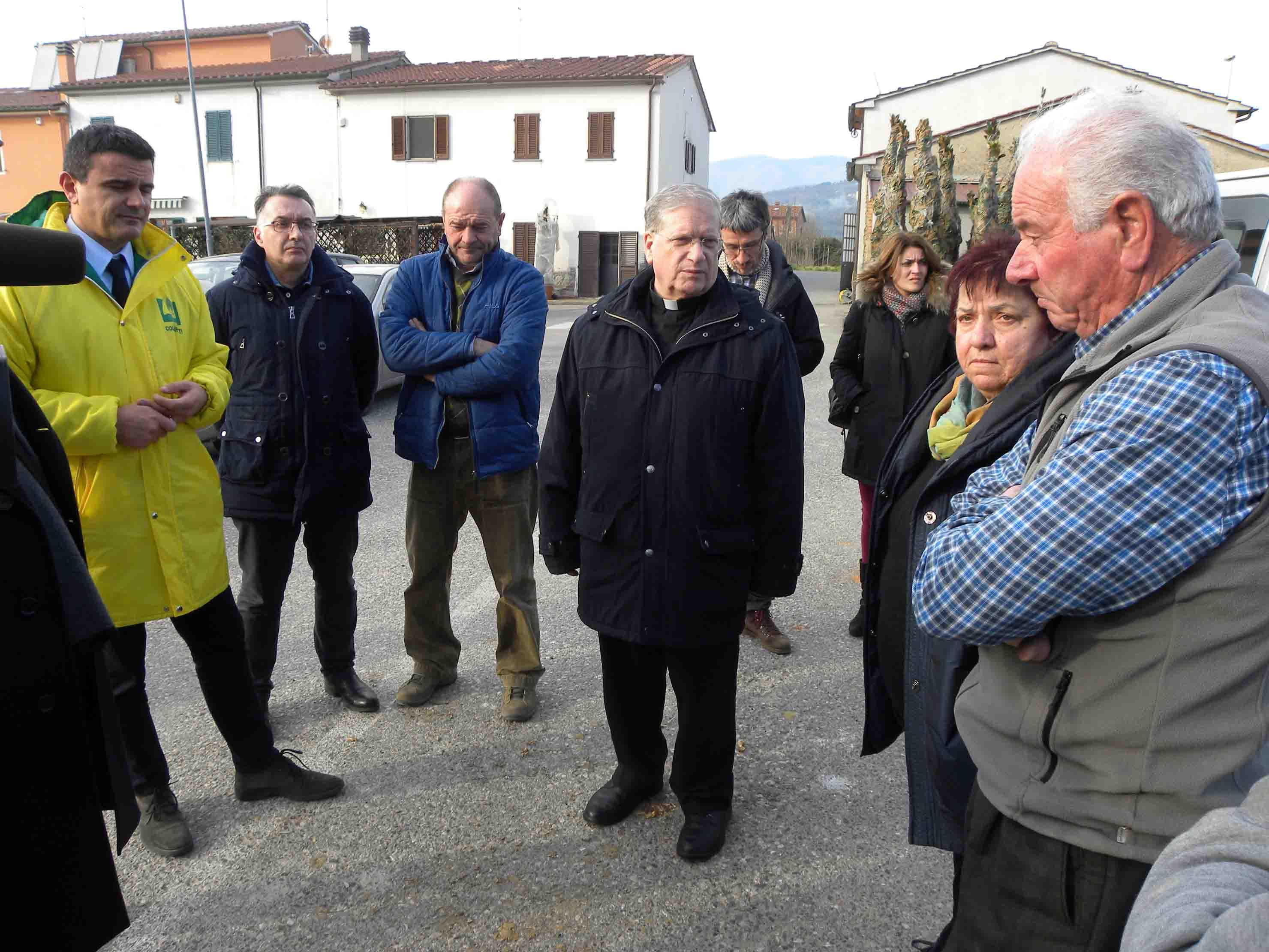 Fausto Tardelli in visita ad un vivaio colpito dalla tempesta di vento (foto Gori)