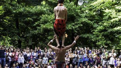 Giocolieri ed equilibristi in arrivo a Prato per spettacoli nelle piazze e nei giardini