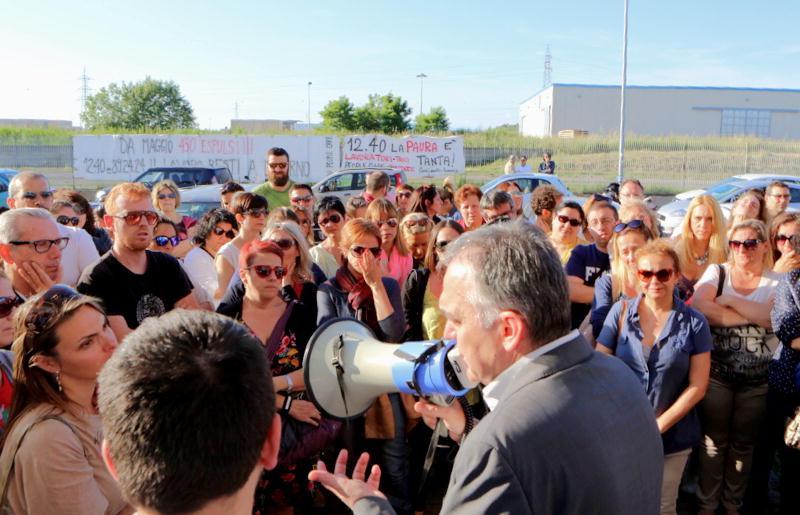 I lavoratori fuori dal call center con Rossi (Marzi Pentafoto)