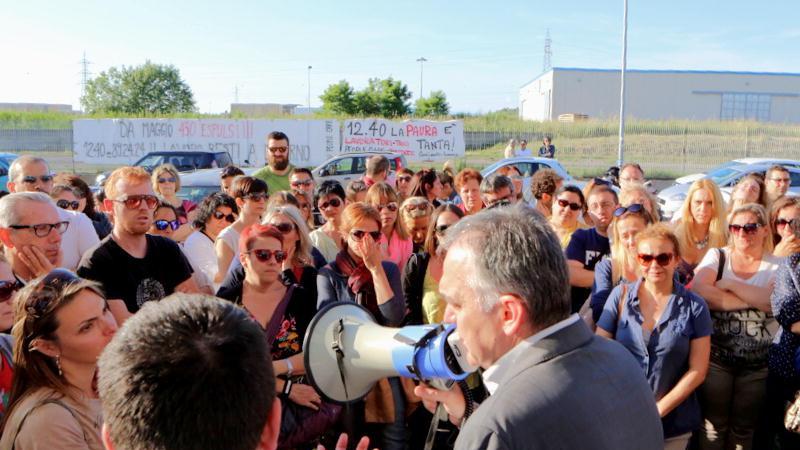 I lavoratori fuori dal call center con Rossi (Marzi Pentafoto)