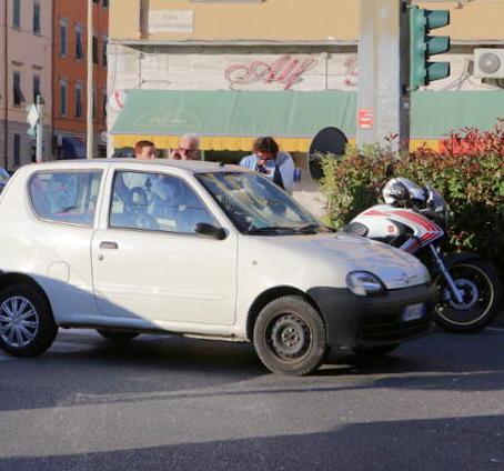 Investe un ciclista e perde i sensi. Paura per un giovane 