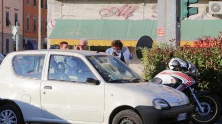 Investe un ciclista e perde i sensi. Paura per un giovane
