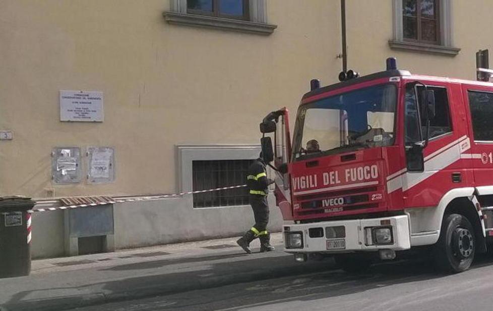 Cade pezzo di cornicione, paura a scuola 