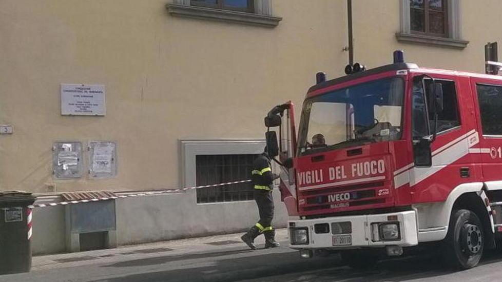 Cade pezzo di cornicione, paura a scuola