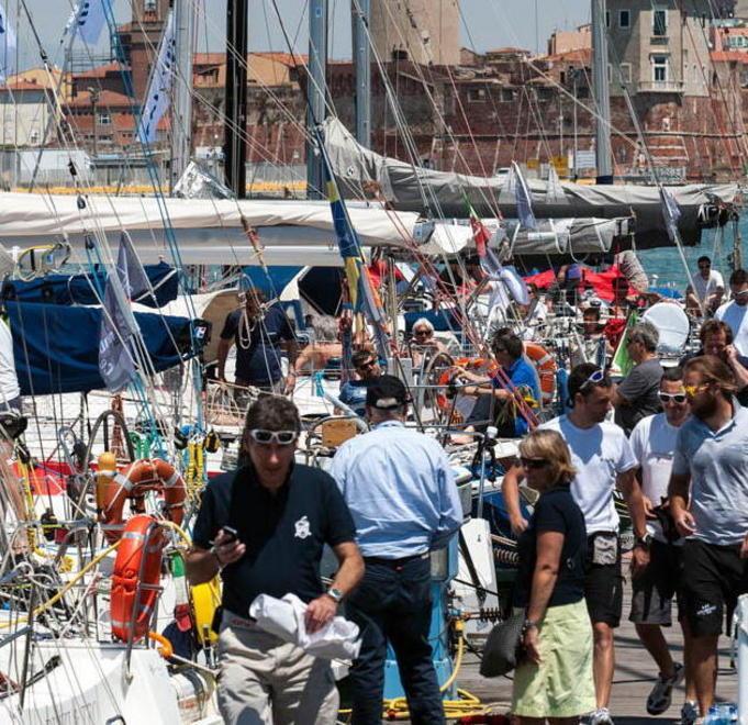 Tribune gratis in allestimento in piazza Baleari 