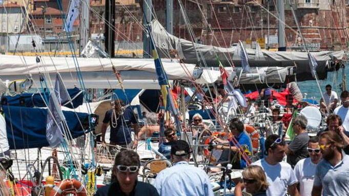 Tribune gratis in allestimento in piazza Baleari