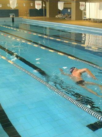 Cade l’intonaco, chiusa la piscina 