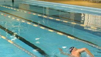 Cade l’intonaco, chiusa la piscina