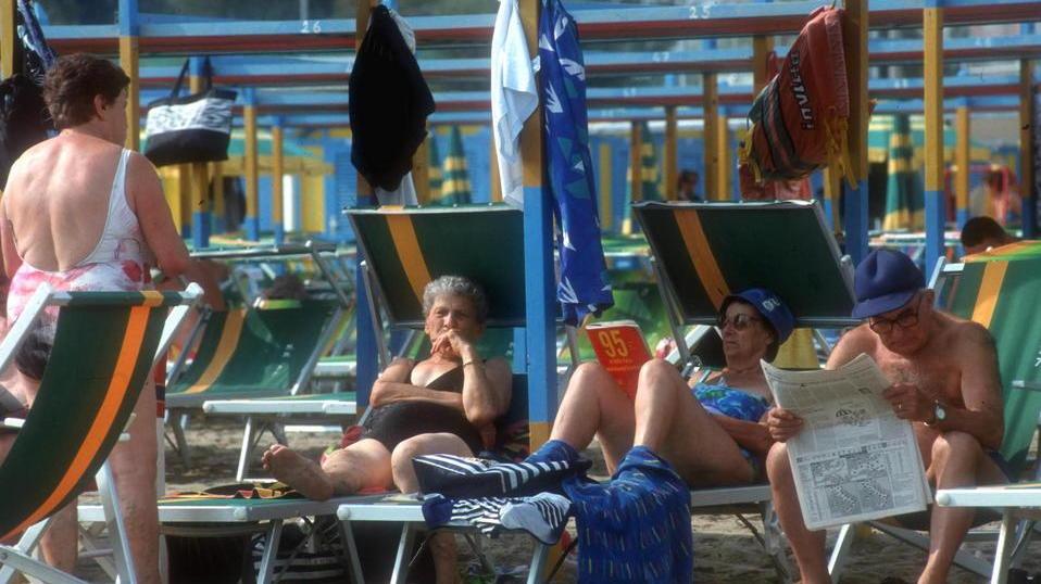 Anziani in vacanza al mare