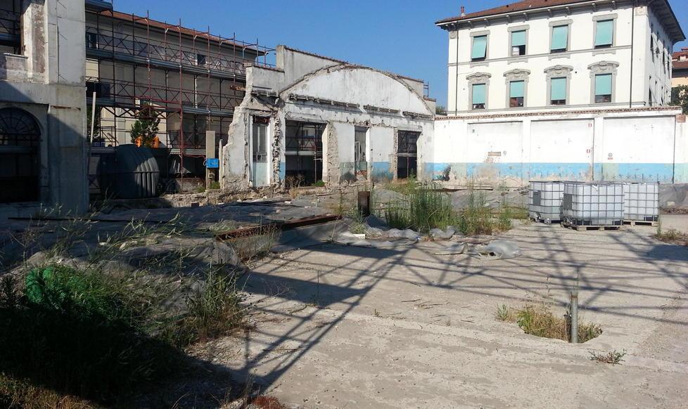 In corso la bonifica alle ex Lazzi in viale Catalani