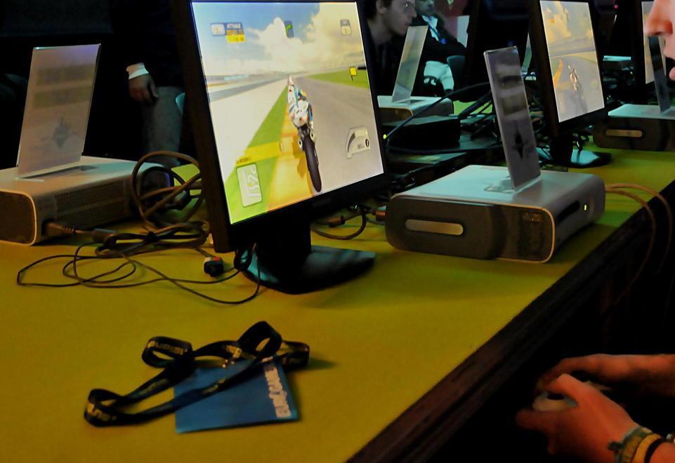 Il nonno con il videogame il bimbo gioca con i tappini 