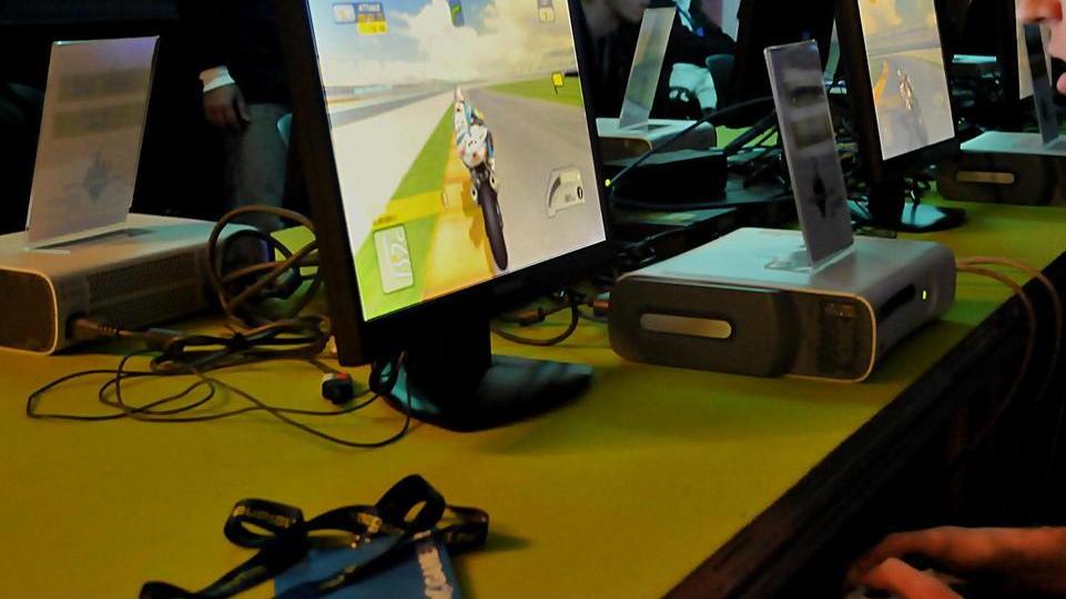 Il nonno con il videogame il bimbo gioca con i tappini